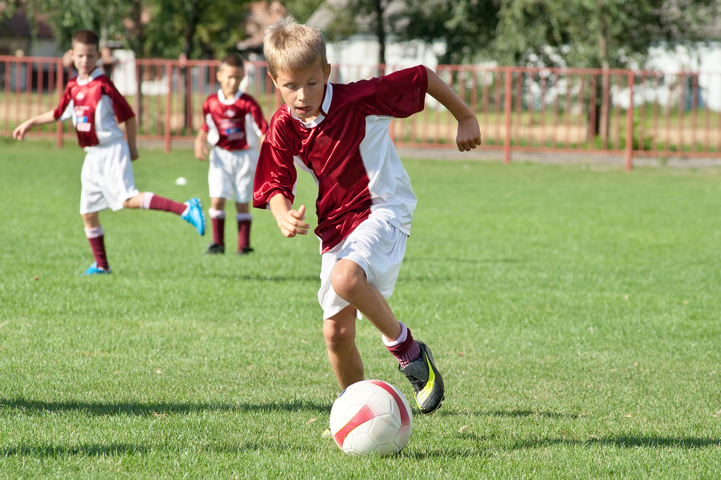 Dreng spiller fodbold